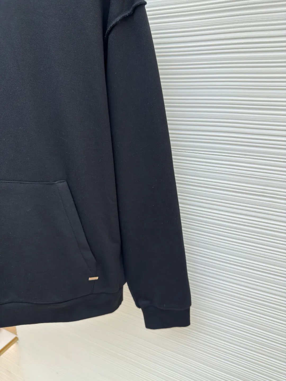 LOUIS VUITTON solid color pullover hoodie long-sleeved sweatshirt ●Authentic product: Purchased and developed by 7899 ●Item number: 1680506-A60 ●Fabric: fleece sweatshirt fabric ●Technology: spliced ​​and recycled ●Version: fitted version ●Weight: about 650g ●Size: S-M-L-XL ●Description: Trendy brand double-strand 360g fleece sweatshirt material. 2*2 trendy brand thread 400g, machine-made hardware, splicing and return, fabric fermentation washing, customized 1:1 hardware, customized 1:1 trademark. The overall wiring is straight and delicate, the fabric is comfortable and soft, and the color is consistent without color difference. It can be matched with the same style to create a fashionable look and control various occasions. Customized accessories, complete with three standards, same style for men and women!